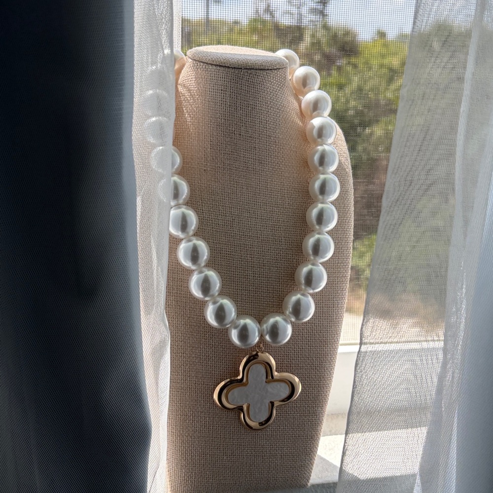 Classic Gold-Trim White Saturn Pearl Necklace with Clover Pendant & Bracelet set